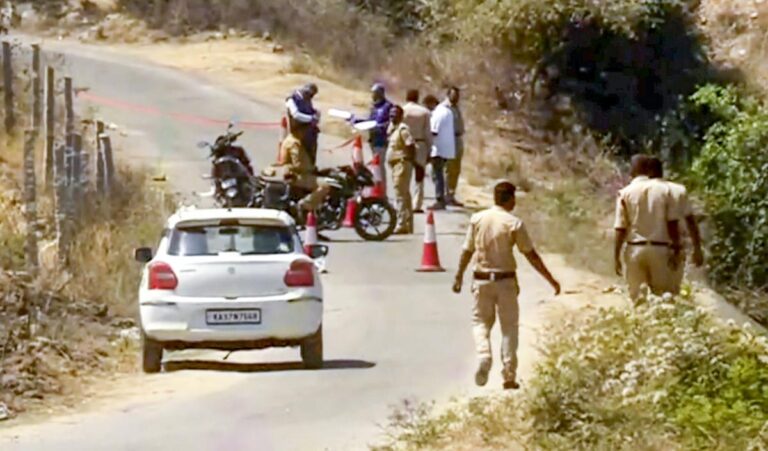 ಗಂಗಾವತಿಯಲ್ಲಿ ಪ್ರವಾಸಿಗರ ಮೇಲೆ ದಾಳಿ , ಇಬ್ಬರು ಯುವತಿಯರ ಮೇಲೆ ಸಾಮೂಹಿಕ ಅತ್ಯಾಚಾರ, ಸ್ನೇಹಿತನ ಹತ್ಯೆ