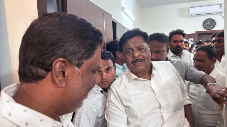 ಒಳಮೀಸಲಾತಿ ಬಗ್ಗೆ ಅಧಿವೇಶನದಲ್ಲಿ ಚರ್ಚಿಸಲು ಹೆಚ್.ಸಿ. ಮಹದೇವಪ್ಪ ಅವರನ್ನು ಒತ್ತಾಯಿಸಿದ ಹೋರಾಟಗಾರರು