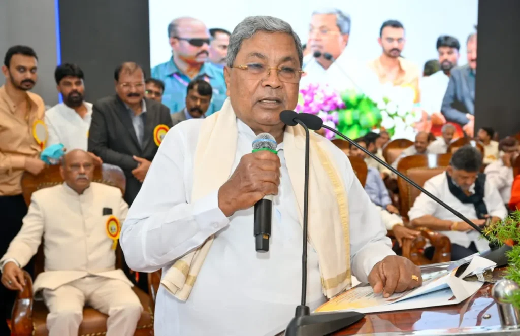 ಮನುಸ್ಮೃತಿಯ ಜಾತಿ ವಿಷದ ಕಾರಣಕ್ಕೇ ಮಡಿವಾಳ ಸಮಾಜ ಹಿಂದುಳಿದಿದೆ: ಅಂಬೇಡ್ಕರ್ ಅವರು ಮನುಸ್ಮೃತಿಗೆ ಬೆಂಕಿ ಹಾಕಿ ಸುಟ್ಟಿದ್ದು ಏಕೆ ಎಂದು ನಾವು ಅರಿತುಕೊಳ್ಳಬೇಕು: ಸಿ.ಎಂ ಕರೆ