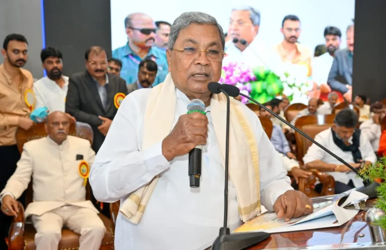 ಮನುಸ್ಮೃತಿಯ ಜಾತಿ ವಿಷದ ಕಾರಣಕ್ಕೇ ಮಡಿವಾಳ ಸಮಾಜ ಹಿಂದುಳಿದಿದೆ: ಅಂಬೇಡ್ಕರ್ ಅವರು ಮನುಸ್ಮೃತಿಗೆ ಬೆಂಕಿ ಹಾಕಿ ಸುಟ್ಟಿದ್ದು ಏಕೆ ಎಂದು ನಾವು ಅರಿತುಕೊಳ್ಳಬೇಕು: ಸಿ.ಎಂ ಕರೆ