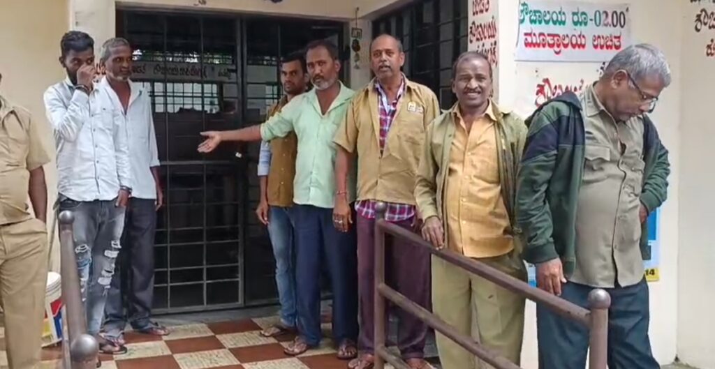 ಗಬ್ಬು ನಾರುತ್ತಿರುವ ಬೇಲೂರು ಬಸ್ ನಿಲ್ದಾಣದ ಶೌಚಾಲಯ ಬೀಗ ಜಡಿದ ಸಾರ್ವಜನಿಕರು