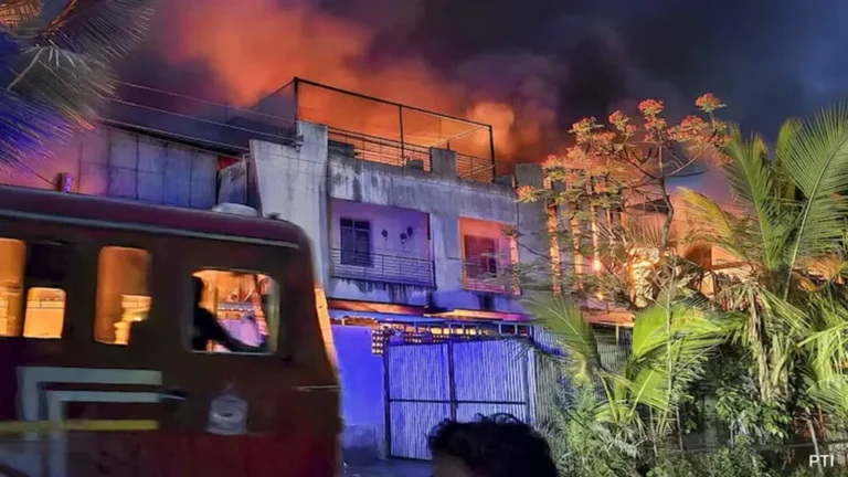 ಜವಳಿ ಕಾರ್ಖಾನೆಯಲ್ಲಿ ಭಾರಿ ಬೆಂಕಿ: ಮಾಲಿಕ ಸೇರಿ ಎಂಟು ಜನರು ಸಜೀವ ದಹನ
