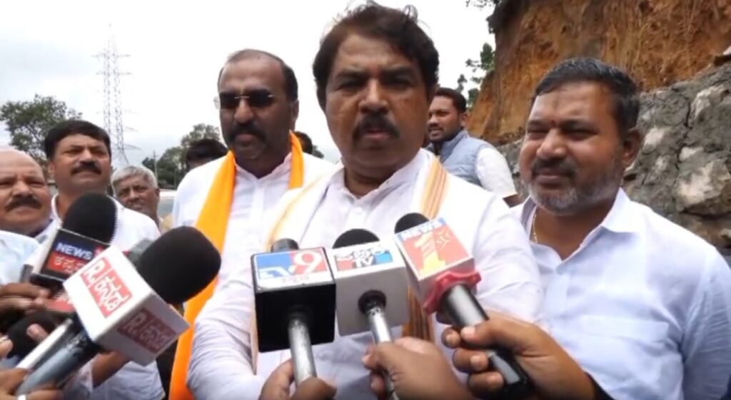 ಮಳೆ ಹಾನಿ ಸರ್ಕಾರ ಗಾಢ ನಿದ್ರೆಯಲ್ಲಿದೆ ಯಾವುದೇ ಮಂತ್ರಿಗಳು ಇಲ್ಲಿಗೆ ಭೇಟಿ ನೀಡಿಲ್ಲ ಆರ್‌ ಆಶೋಕ್‌ ಗರಂ