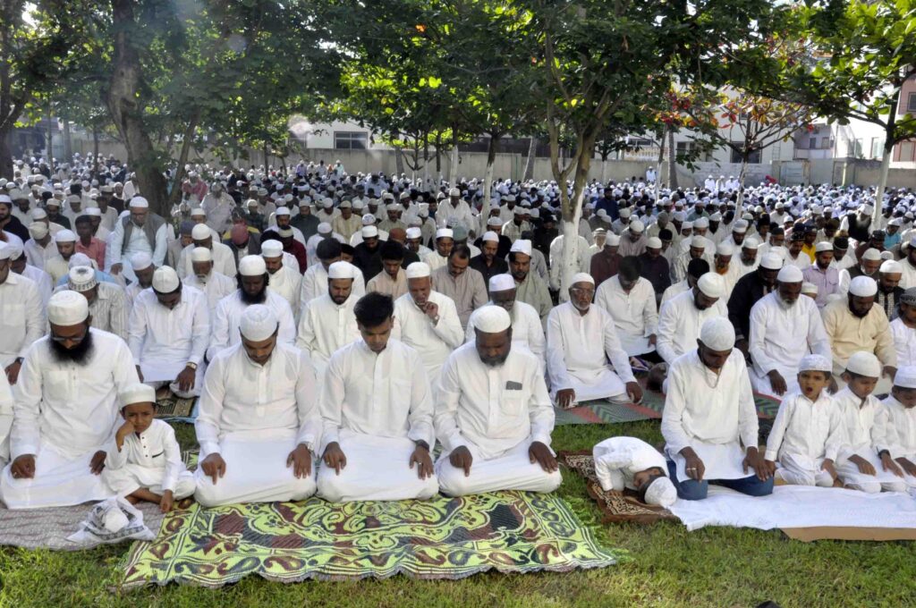 ಬಕ್ರೀದ್ ಹಬ್ಬದ ಅಂಗವಾಗಿ ಮುಸ್ಲಿಂ ಬಾಂಧವರ ಸಾಮೂಹಿಕ ಪ್ರಾರ್ಥನೆ