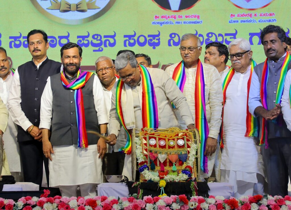 ಸಂವಿಧಾನ ಜಾರಿಗೆ ಮೊದಲೇ ಕುರುಬರ ಪತ್ತಿನ‌ ಸಹಕಾರ ಸಂಘ ಸ್ಥಾಪಿಸಿದ್ದು : ಸಿ.ಎಂ.ಸಿದ್ದರಾಮಯ್ಯ ಮೆಚ್ಚುಗೆ