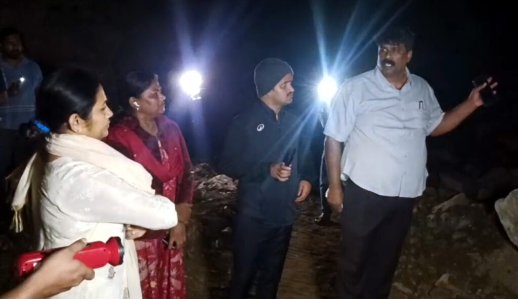 ಕಲ್ಲು ಗಣಿಗಾರಿಕೆಯಲ್ಲಿ ಬಾರಿ ದುರಂತ, ತಡರಾತ್ರಿಯೇ ಸ್ಥಳಕ್ಕೆ ಡಿಸಿ, ಎಸ್ಪಿ ಭೇಟಿ