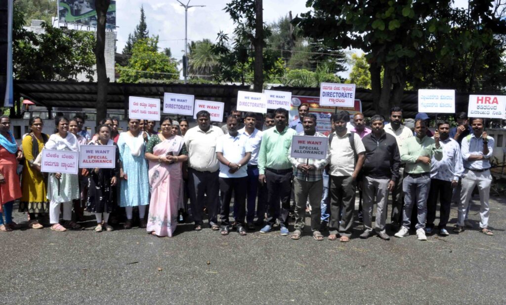 ನಮ್ಮನ್ನೂ ಸರ್ಕಾರಿ ನೌಕರರೆಂದು ಪರಿಗಣಿಸಿ ಎಂದು ವಸತಿ ಶಿಕ್ಷಣ ಸಂಸ್ಥೆಗಳ ಸಂಘದಿಂದ ಅನಿರ್ಧಿಷ್ಠವಧಿ ಧರಣಿ ಆರಂಭ