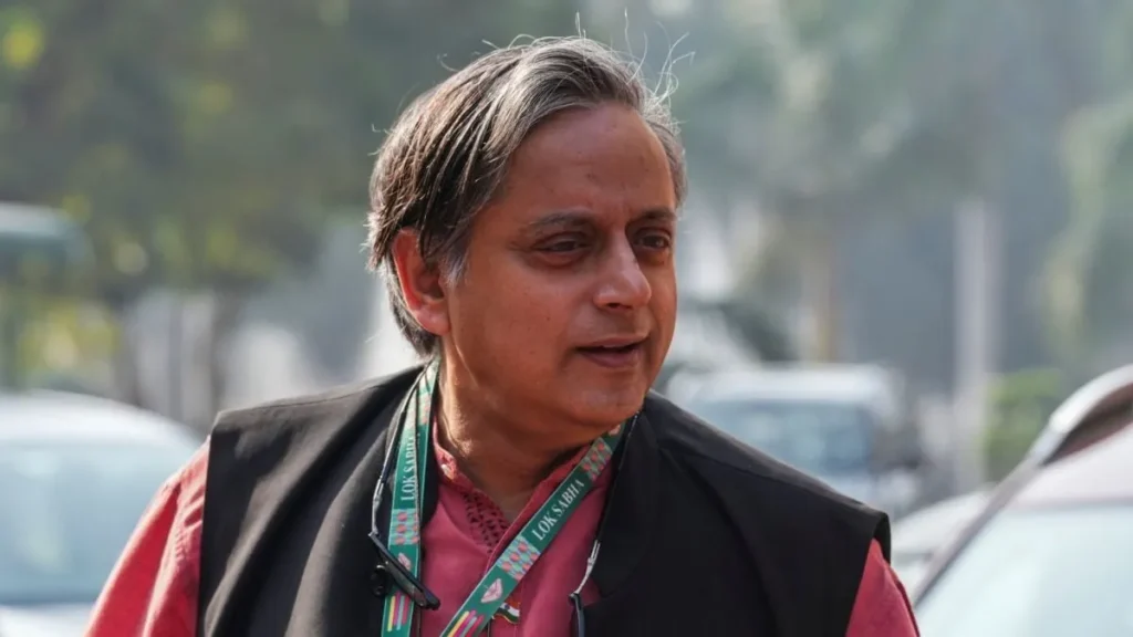 ರಣಹದ್ದುಗಳ ಬಗ್ಗೆ ಎಚ್ಚರದಿಂದಿರಿ: ಶಶಿ ತರೂರ್ ‘ಹಕ್ಕಿ’ ಪೋಸ್ಟ್ ವಿರುದ್ಧ ಕಾಂಗ್ರೆಸ್ ನಾಯಕ ವಾಗ್ದಾಳಿ