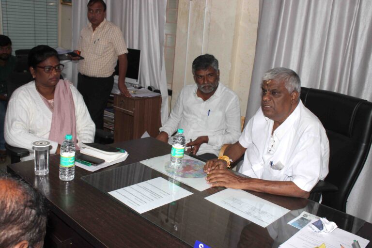 ಹಾಸನಾಂಬ ಮುಗಿದಿದೆ, ಈಗ ರೈತರ ಕಣ್ಣೀರನ್ನು ಒರೆಸಿರಿ – ಎಚ್.ಡಿ. ರೇವಣ್ಣ ಗರಂ