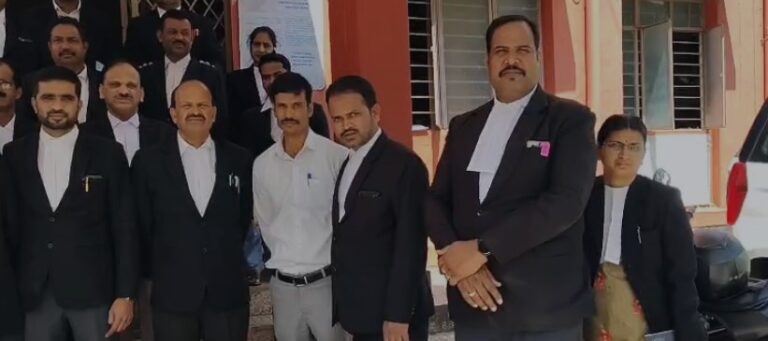 ಮನವಿ ಸ್ವೀಕರಿಸದ ಜಿಲ್ಲಾಧಿಕಾರಿಯ ನಡೆ ವಿರುದ್ಧ ವಕೀಲರ ಸಂಘದ ವತಿಯಿಂದ ಪ್ರತಿಭಟನೆ