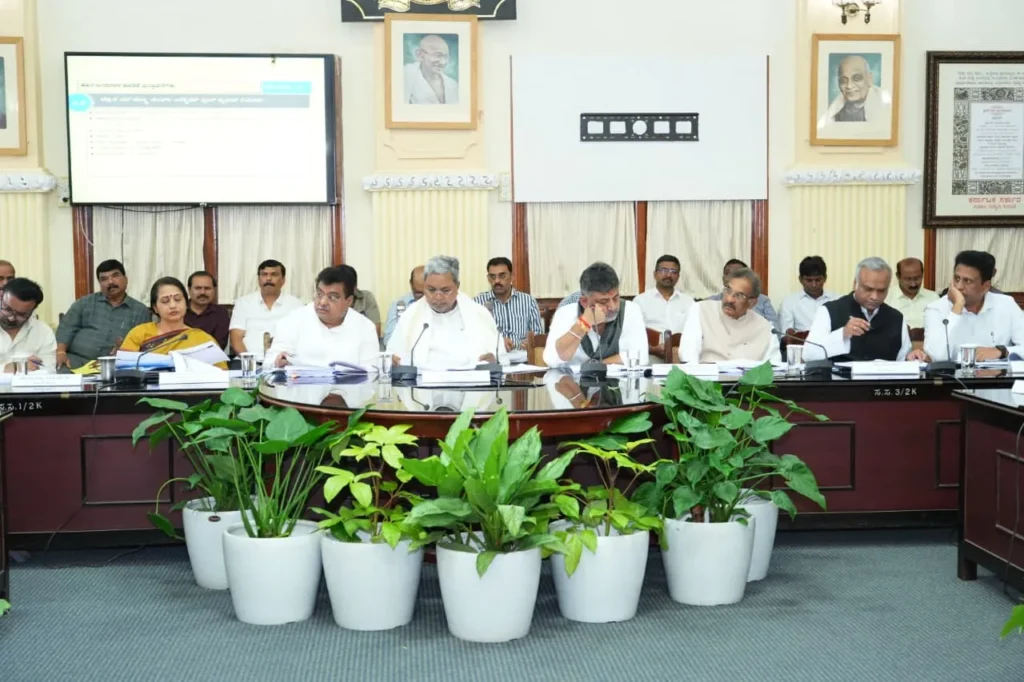 ಬಂಡವಾಳ ಹೂಡಿಕೆ ಆಕರ್ಷಣೆ ಸಭೆ | ಸಭೆಯ ನಿರ್ಣಯಗಳನ್ನು ಸಕಾಲದಲ್ಲಿ ಜಾರಿ ಮಾಡದ ಅಧಿಕಾರಿಗಳ ವಿರುದ್ಧ ಕಠಿಣ ಕ್ರಮ: ಸಿ.ಎಂ ಎಚ್ಚರಿಕೆ