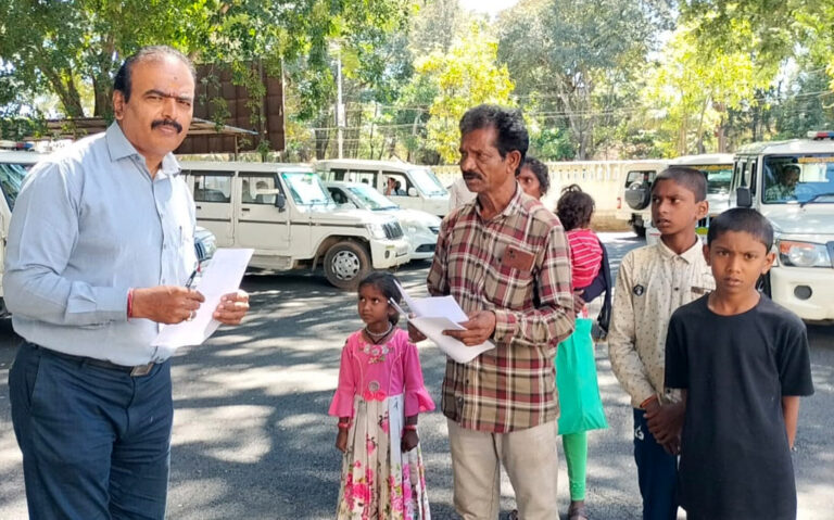 ಮನೆಗೆ ರಸ್ತೆ ಕಲ್ಪಿಸಲು ಆಗ್ರಹಿಸಿ ಸಣ್ಣ ಮಕ್ಕಳೊಂದಿಗೆ ಮನವಿ – ಎಡಿಸಿ ಸ್ಪಂದನೆ