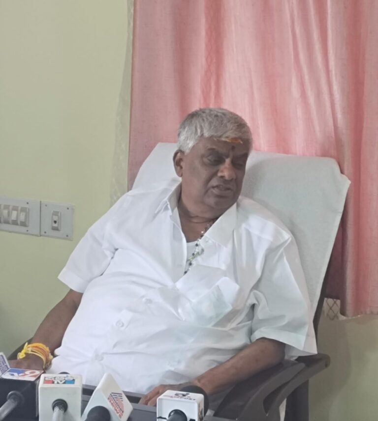 “ಹಾಸನದ ಜಿಲ್ಲಾಧಿಕಾರಿ ಸರ್ವಾಧಿಕಾರಿಯಂತೆ ವರ್ತಿಸುತ್ತಿದ್ದಾರೆ – ರೇವಣ್ಣ ಕಿಡಿ