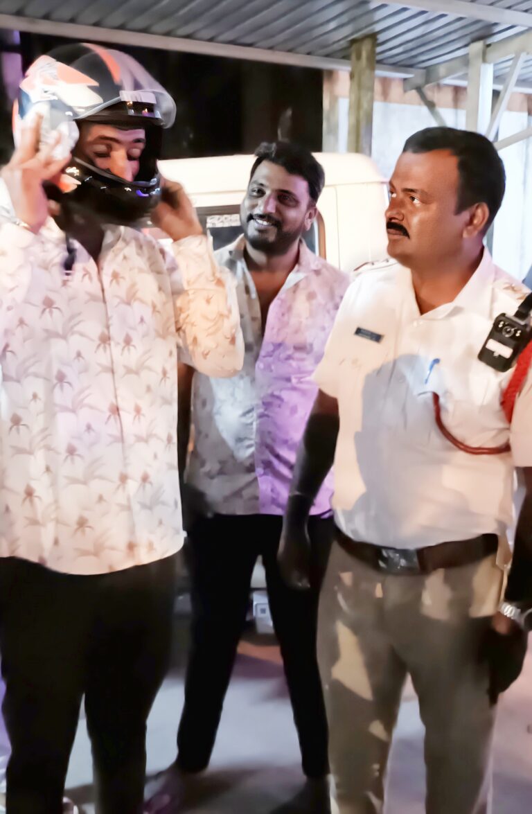 ಮಾನವೀಯತೆ ಮೆರೆದ ಸಂಚಾರಿ ಪೊಲೀಸ್ – ವಿದ್ಯಾರ್ಥಿಗೆ ದಂಡವಿಲ್ಲದೆ ಪಾಠ 