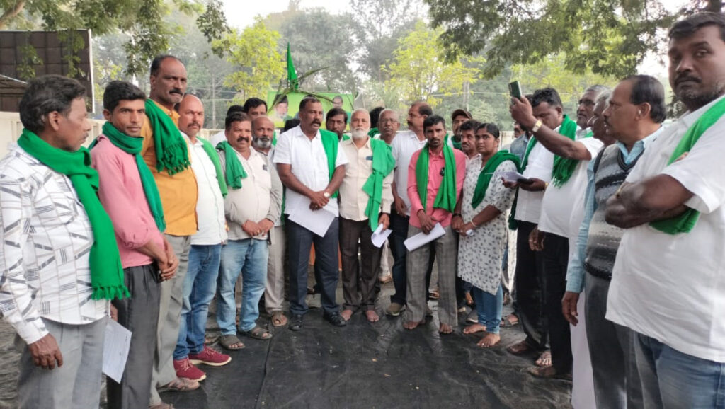 ರೈತರ ಐದು ದಿನಗಳ ಅಹೋರಾತ್ರಿಯ ಹೋರಾಟಕ್ಕೆ ಬ್ರೇಕ್‌ – ಜಿಲ್ಲಾ ಮಂತ್ರಿ ಭರವಸೆ