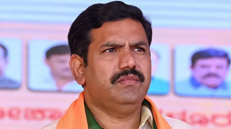 ಕನ್ನಡಿಗರ ಹಿತ ಬಲಿಗೊಟ್ಟು ಕೇರಳದವರಿಗೆ ಮನೆ: ದೆಹಲಿ ಹೈಕಮಾಂಡ್ ಒತ್ತಡಕ್ಕೆ ಸಿಎಂ, ಡಿಸಿಎಂ ಶರಣು – ಬಿ.ವೈ. ವಿಜಯೇಂದ್ರ ಆರೋಪ