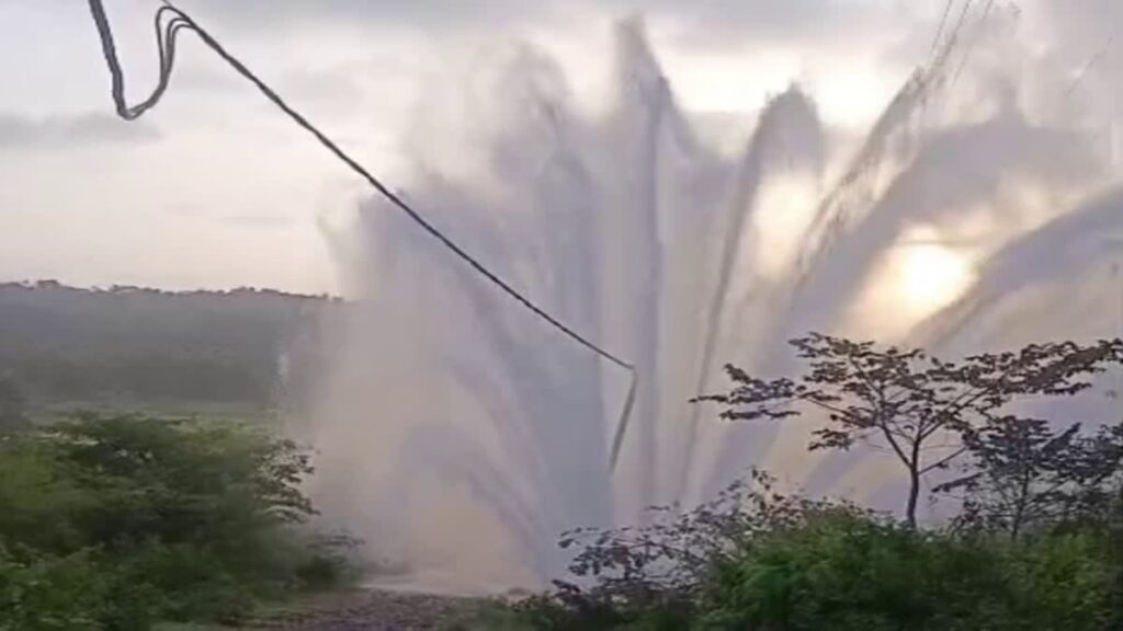 ಸಕಲೇಶಪುರ ಎತ್ತಿನಹೊಳೆ ಪೈಪ್‌ಲೈನ್ ಸ್ಫೋಟ – ನೂರು ಅಡಿ ಎತ್ತರಕ್ಕೆ ಚಿಮ್ಮಿದ ನೀರು