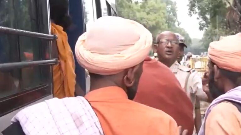 ರಾಹುಲ್ ಗಾಂಧಿ ನಿವಾಸದ ಹೊರಗೆ ಸಾಧು-ಸಂತರಿಂದ ಹೈಡ್ರಾಮಾ; 8 ಮಂದಿ ಪ್ರತಿಭಟನಾಕಾರರು ವಶಕ್ಕೆ