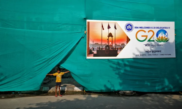 ಬ್ರಿಕ್ಸ್‌ ಶೃಂಗಸಭೆ : ದೆಹಲಿ ಬಡತನ ಮರೆಮಾಚಲು ಹರಸಾಹಸ – ಕೊಳೆಗೇರಿಗಳಿಗೆ ಪರದೆ ಹಾಕ್ತಿದ್ದಾರೆ