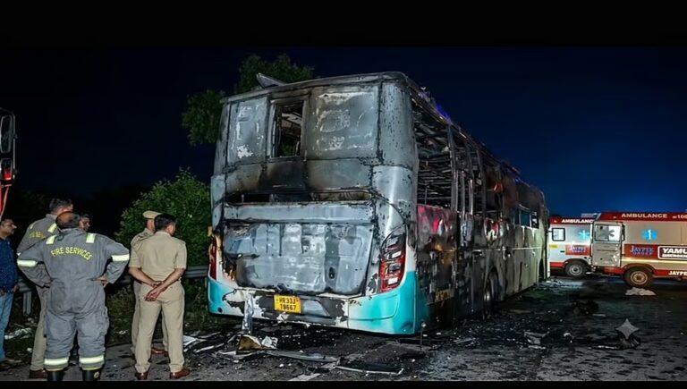 ಗ್ರೇಟರ್ ನೋಯ್ಡಾದಲ್ಲಿ ಪ್ರವಾಸಿ ಬಸ್‌ಗೆ ಬೆಂಕಿ – 9ಮಂದಿ ಸಜೀವ ದಹನ