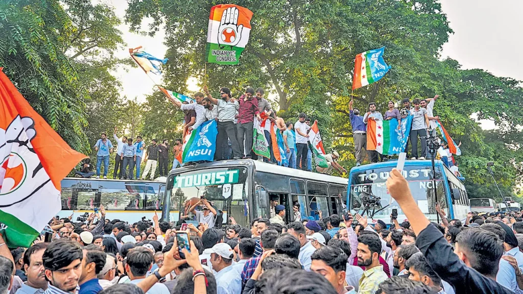 ದೆಹಲಿಯಲ್ಲಿ ಸತತ 2ನೇ ದಿನವೂ ವಿಪಕ್ಷಗಳ ರಣಕಹಳೆ: ಜಂತರ್ ಮಂತರ್ ಚಲೋ ತಡೆದ ಪೊಲೀಸರು; ರಸ್ತೆಯಲ್ಲೇ ಮಲಗಿ ಪ್ರಿಯಾಂಕಾ ಗಾಂಧಿ ಧರಣಿ, ರಾಹುಲ್ ಬಂಧನ