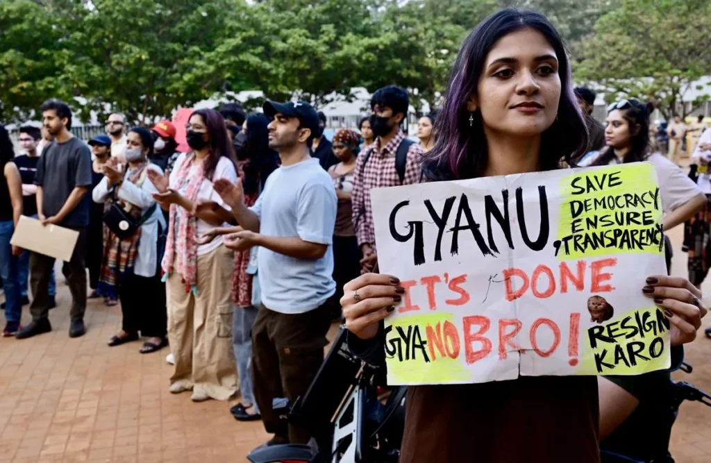 ಬೆಂಗಳೂರಿನ ಮುಖ್ಯ ಚುನಾವಣಾಧಿಕಾರಿ ಕಚೇರಿ ಮುತ್ತಿಗೆಗೆ ಯತ್ನ: ಪ್ರತಿಭಟನಾಕಾರರು ಪೊಲೀಸ್ ವಶಕ್ಕೆ, ಕೆ.ಆರ್. ವೃತ್ತದಲ್ಲಿ ಉದ್ವಿಗ್ನತೆ!