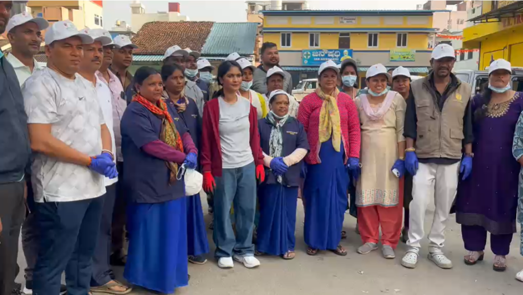 ಗಾಂಧೀ ಜಯಂತಿ ಹಿನ್ನೆಲೆ ಪೌರಕಾರ್ಮಿಕರೊಂದಿಗೆ – ಶಾಸಕ, ಡಿಸಿಯಿಂದ ಶ್ರಮದಾನ
