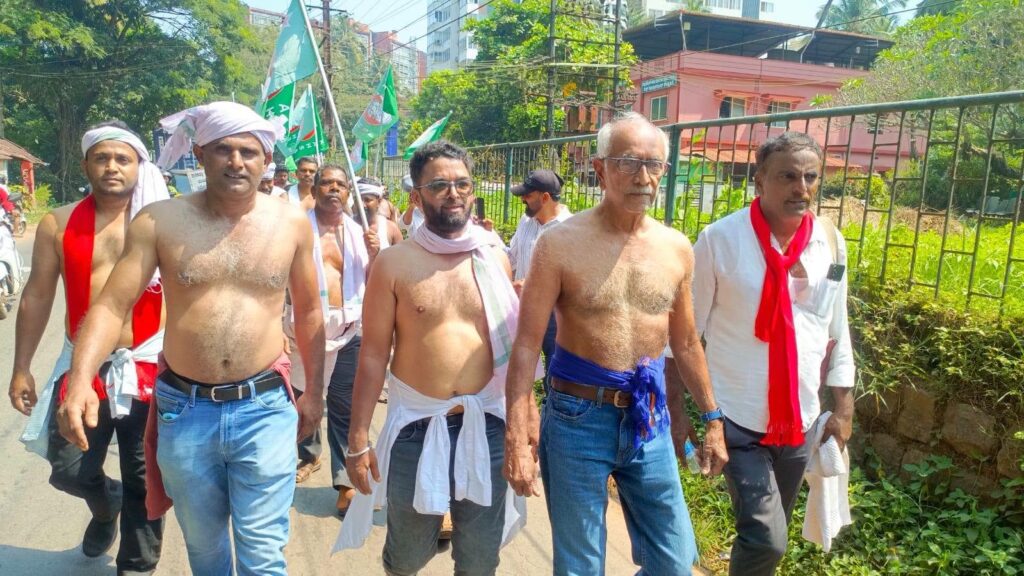ಮನೆ ನಿವೇಶನಕ್ಕಾಗಿ ಪಡೀಲ್ ಜಿಲ್ಲಾಧಿಕಾರಿ ಕಚೇರಿಗೆ ಅರೆಬೆತ್ತಲೆ ಪಾದಯಾತ್ರೆ: ದ.ಕ. ಜಿಲ್ಲಾಡಳಿತದ ವಿರುದ್ಧ ಕೊರಗ ಸಮುದಾಯ ಆಕ್ರೋಶ