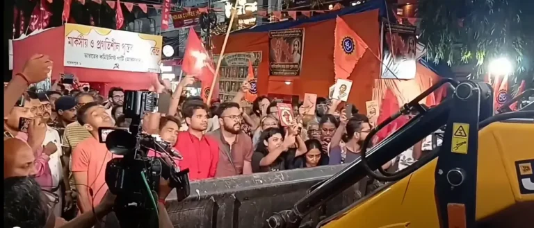 ಪಶ್ಚಿಮ ಬಂಗಾಳ: ದುರ್ಗಾಪೂಜಾ ಮಂಟಪಗಳ ಬಳಿಯ ಎಡಪಂಥೀಯ ಪುಸ್ತಕ ಮಳಿಗೆಗಳ ಮೇಲೆ ಬುಲ್ಡೋಜರ್ ಕ್ರಮ, ಬಲವಂತದ ತೆರವು