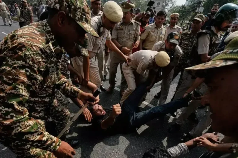 ಆಕಾಶವಾಣಿ ಭವನದ ಬಳಿ ತೀವ್ರ ಉದ್ವಿಗ್ನತೆ: ಪೊಲೀಸರ ಮೇಲೆ ಕಲ್ಲುತೂರಾಟ, ಸುಮಾರು 500ಕ್ಕೂ ಹೆಚ್ಚು ಪ್ರತಿಭಟನಾಕಾರರ ಬಂಧನ!