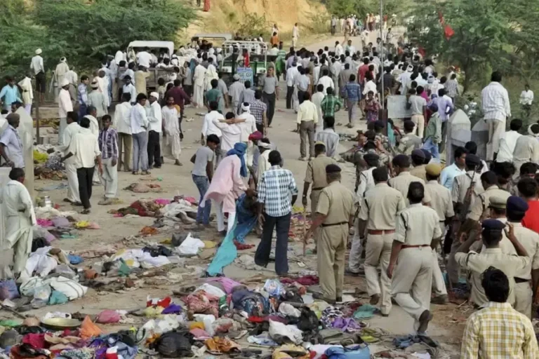 ದುರ್ಗಾ ಪೂಜಾ ಮಂಟಪದಲ್ಲಿ ಕಾಲ್ತುಳಿತ: 19ಕ್ಕೇರಿದ ಮೃತರ ಸಂಖ್ಯೆ, ಆಯೋಜಕರ ನಿರ್ಲಕ್ಷ್ಯವೇ ಕಾರಣವೆಂದ ಪೊಲೀಸರು, ಸಿಪಿಐ(ಎಂ) ತೀವ್ರ ಆಕ್ರೋಶ