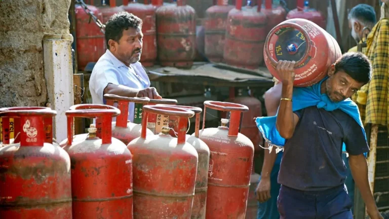 14.2 ಕೆಜಿ ಸಬ್ಸಿಡಿ ಎಲ್‌ಪಿಜಿ ಸಿಲಿಂಡರ್‌ಗೆ ಆಧಾರ್ ಇ-ಕೆವೈಸಿ ಕಡ್ಡಾಯ: ಇಂದಿನಿಂದ ಹೊಸ ನಿಯಮ ಜಾರಿ